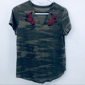 Awake women’s army fatigue T-shirt‎ w/flowers M